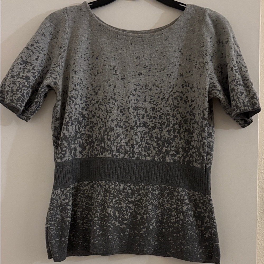 Ann Taylor Gray Patterned Short Sleeve Top